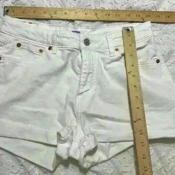 Denizen from Levi’s high-rise white shorts. Women’s size 10 - Picture 9 of 9